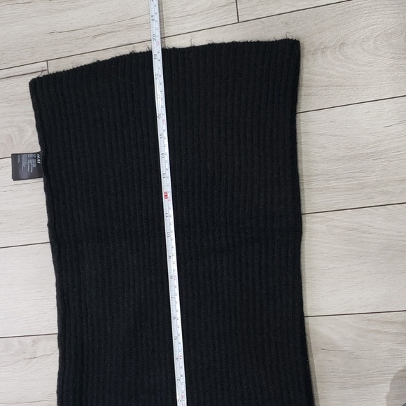 3/$25 warm tube scarf from H&M - Picture 2 of 8